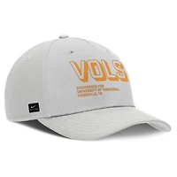 Casquette ajustable Nike grise Tennessee Volunteers 2025 Sideline Dust Pinched Rise pour homme