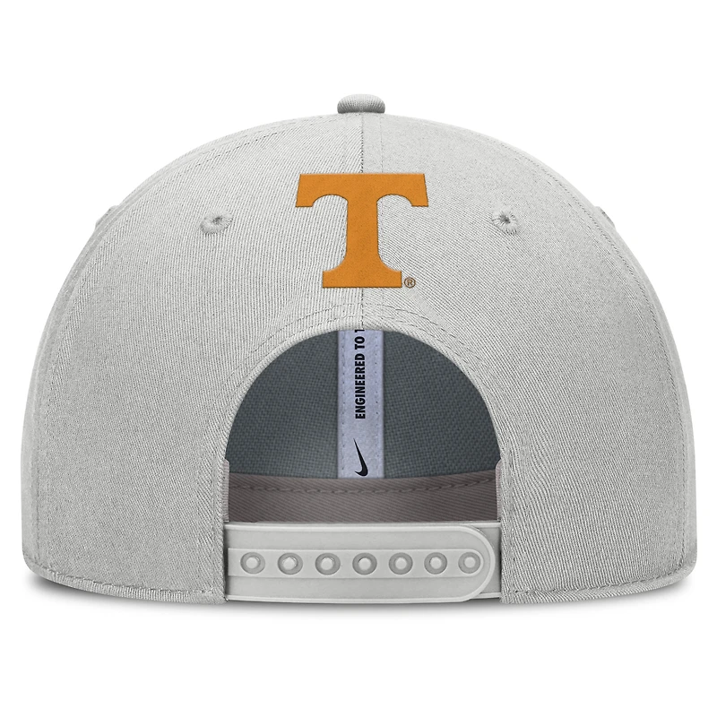 Casquette ajustable Nike grise Tennessee Volunteers 2025 Sideline Dust Pinched Rise pour homme