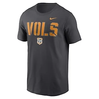 V110793 Tenn 06F NCAA NIK 2025 Tennessee Smokey Grey SS Tee TEEMENSCR N199-06F-UTN-L3Z