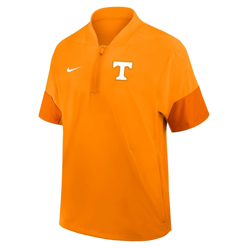 Veste d'entraîneur Nike Tennessee Volunteers 2025 Sideline à manches courtes et fermeture éclair quart de cercle, couleur orange, pour homme.