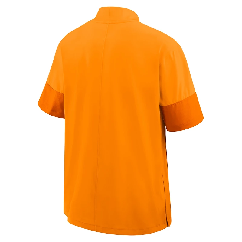 Veste d'entraîneur Nike Tennessee Volunteers 2025 Sideline à manches courtes et fermeture éclair quart de cercle, couleur orange, pour homme.