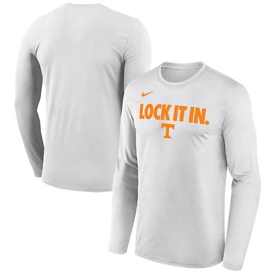 T-shirt à manches longues Nike blanc Tennessee Volunteers 2026 pour homme, porté sur le banc de touche.
