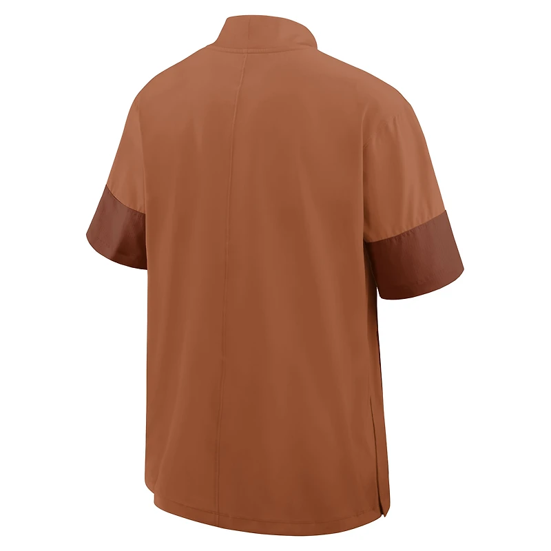 Veste d'entraîneur Nike Texas Longhorns 2025 Sideline à manches courtes et fermeture éclair quart de tour, couleur orange brûlé, pour homme