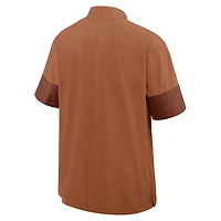 Veste d'entraîneur Nike Texas Longhorns 2025 Sideline à manches courtes et fermeture éclair quart de tour, couleur orange brûlé, pour homme
