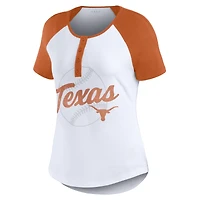 WEAR by Erin Andrews T-shirt blanc avec logo de baseball Texas Longhorns Raglan Henley pour femmes