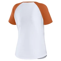 WEAR by Erin Andrews T-shirt blanc avec logo de baseball Texas Longhorns Raglan Henley pour femmes