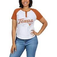 WEAR by Erin Andrews T-shirt blanc avec logo de baseball Texas Longhorns Raglan Henley pour femmes