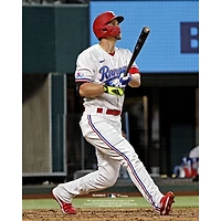 Corey Seager, joueur non signé des Texas Rangers, frappe vers le champ central profond