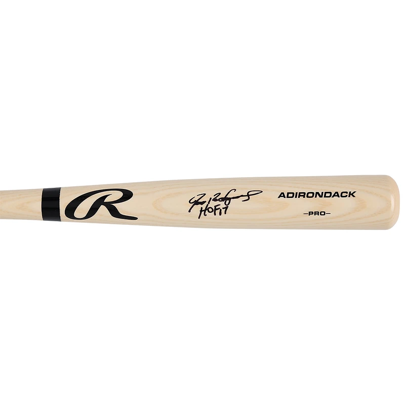 Bâton Rawlings Pro blond autographié par Ivan Rodriguez, des Texas Rangers, avec inscription « HOF 17 ».