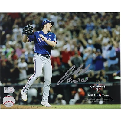 Photographie autographiée de Josh Sborz des Texas Rangers, champions de la Série mondiale 2023, 8" x 10" avec l'inscription "Final Out"