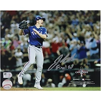 Photographie autographiée de Josh Sborz des Texas Rangers, champions de la Série mondiale 2023, 8" x 10" avec l'inscription "Final Out"