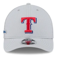 Casquette ajustable MLB Clubhouse 9FORTY M-Crown 2025 Texas Rangers New Era pour homme, gris