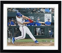 Photo de Wyatt Langford, Texas Rangers, autographiée (40,6 x 50,8 cm), lors de ses débuts au bâton