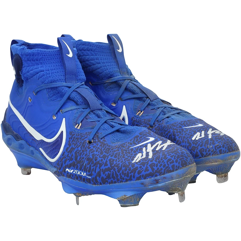 Crampons Nike bleus autographiés et portés en match par Wyatt Langford (Texas Rangers) lors de la saison 2025 de la MLB