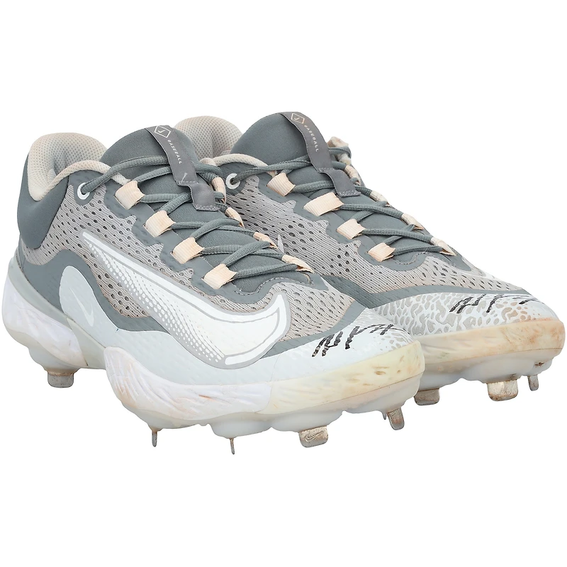 Crampons Nike gris autographiés par Wyatt Langford, des Texas Rangers, lors de la saison 2024 de la MLB.
