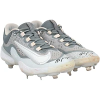 Crampons Nike gris autographiés par Wyatt Langford, des Texas Rangers, lors de la saison 2024 de la MLB.