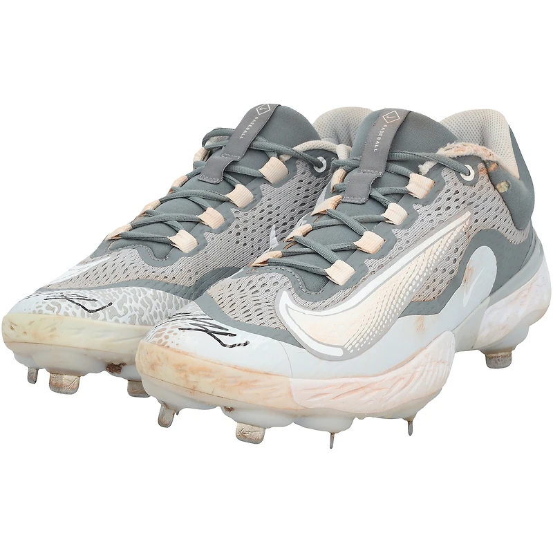 Crampons Nike gris autographiés par Wyatt Langford, des Texas Rangers, lors de la saison 2024 de la MLB.