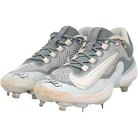 Crampons Nike gris autographiés par Wyatt Langford, des Texas Rangers, lors de la saison 2024 de la MLB.