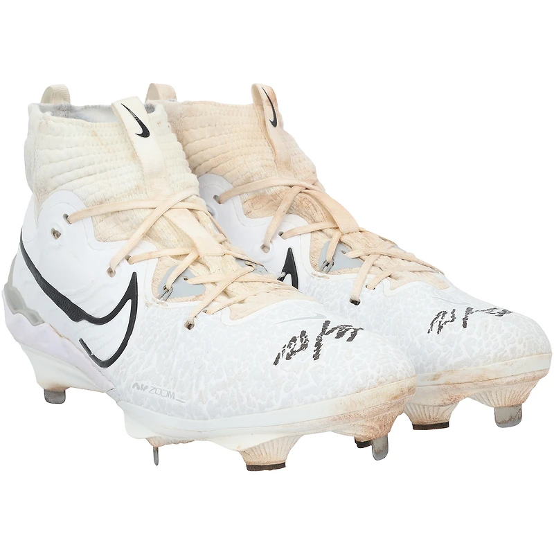 Crampons Nike blancs autographiés et portés en match par Wyatt Langford, des Texas Rangers, lors de la saison 2024 de la MLB.