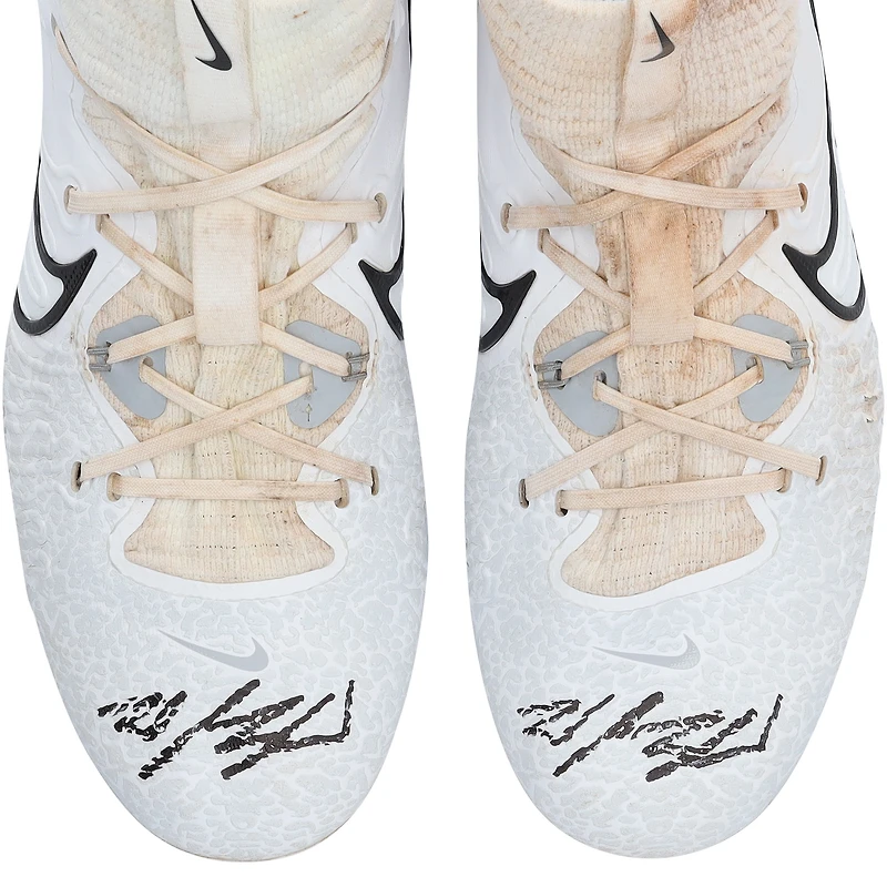Crampons Nike blancs autographiés et portés en match par Wyatt Langford, des Texas Rangers, lors de la saison 2024 de la MLB.