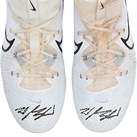 Crampons Nike blancs autographiés et portés en match par Wyatt Langford, des Texas Rangers, lors de la saison 2024 de la MLB.