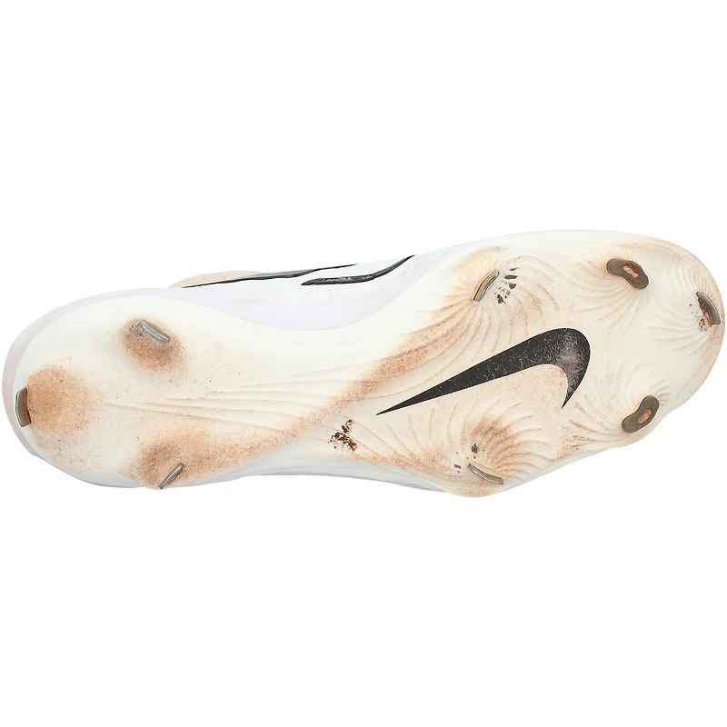 Crampons Nike blancs autographiés et portés en match par Wyatt Langford, des Texas Rangers, lors de la saison 2024 de la MLB.