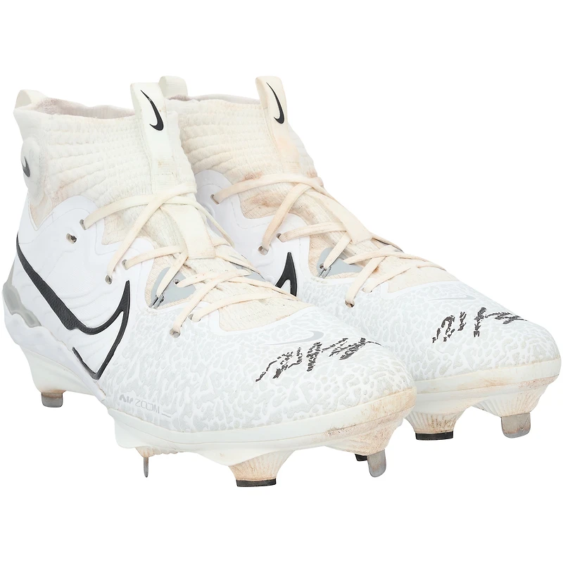 Crampons Nike blancs autographiés et portés en match par Wyatt Langford (Texas Rangers) lors de la saison 2025 de la MLB