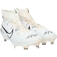 Crampons Nike blancs autographiés et portés en match par Wyatt Langford (Texas Rangers) lors de la saison 2025 de la MLB