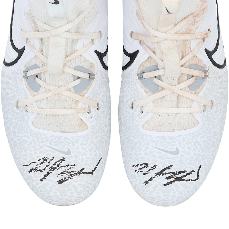 Crampons Nike blancs autographiés et portés en match par Wyatt Langford (Texas Rangers) lors de la saison 2025 de la MLB