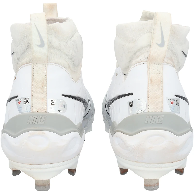 Crampons Nike blancs autographiés et portés en match par Wyatt Langford (Texas Rangers) lors de la saison 2025 de la MLB