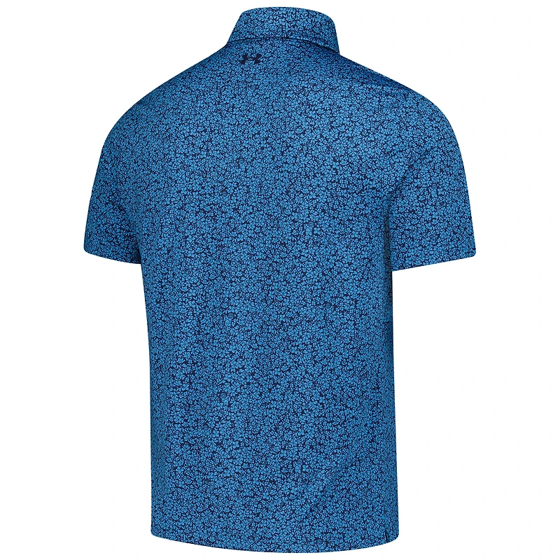 V110794 PLAYR 1138 Polo à imprimé gnome SP25 The Players Drive pour homme d'Under Armour POLMEN