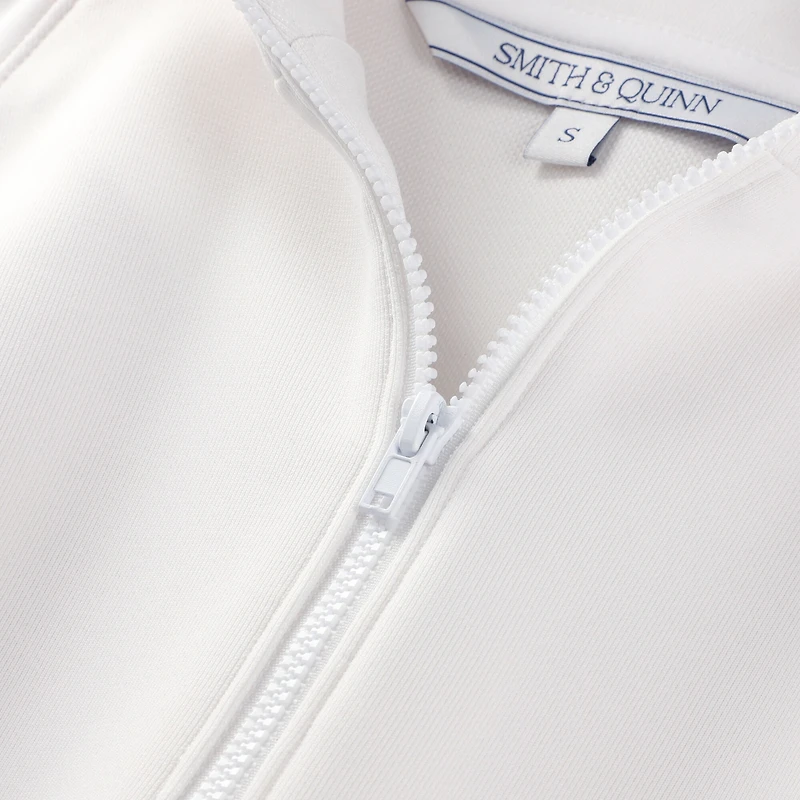 Pull court zippé à demi-hauteur The Players Nora Raglan blanc pour femme de Smith & Quinn.