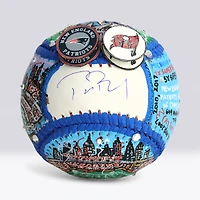 Balle de baseball autographiée par Tom Brady, commémorant ses victoires au Super Bowl - Illustration de Charles Fazzino - NF70445964
