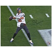 Photographie dédicacée de Tom Brady des Buccaneers de Tampa Bay, champion du Super Bowl LV, 16" x 20"