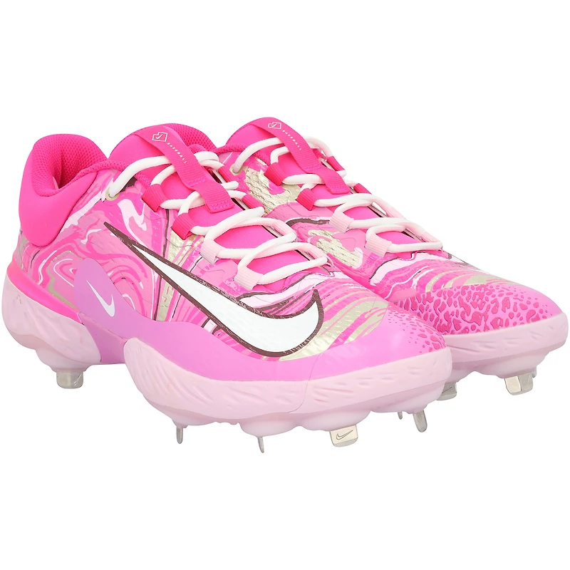 Crampons Nike roses portés par George Springer, joueur des Blue Jays de Toronto, lors de la saison 2025 de la MLB.