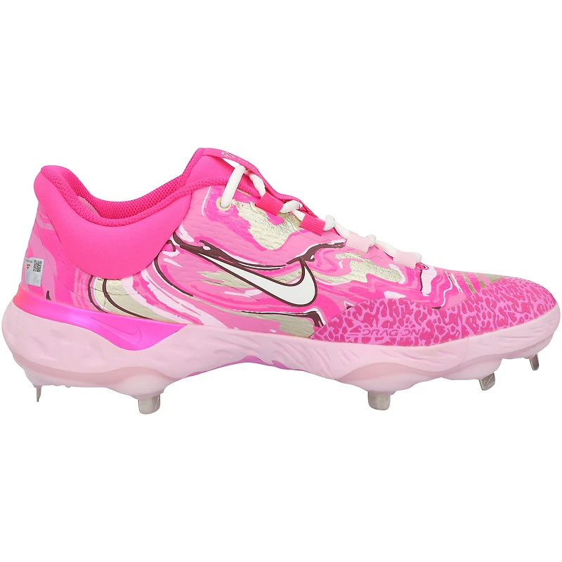 Crampons Nike roses portés par George Springer, joueur des Blue Jays de Toronto, lors de la saison 2025 de la MLB.
