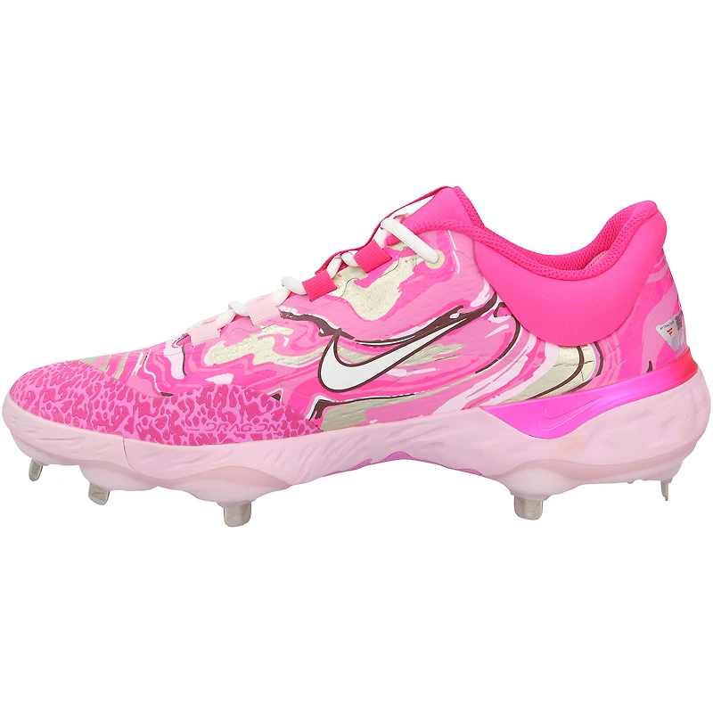 Crampons Nike roses portés par George Springer, joueur des Blue Jays de Toronto, lors de la saison 2025 de la MLB.