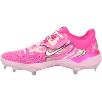 Crampons Nike roses portés par George Springer, joueur des Blue Jays de Toronto, lors de la saison 2025 de la MLB.
