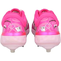 Crampons Nike roses portés par George Springer, joueur des Blue Jays de Toronto, lors de la saison 2025 de la MLB.