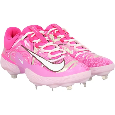 Crampons Nike roses portés par George Springer, joueur des Blue Jays de Toronto, lors de la saison 2025 de la MLB.