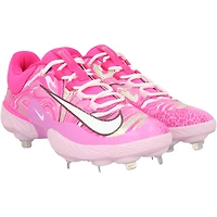 Crampons Nike roses portés par George Springer, joueur des Blue Jays de Toronto, lors de la saison 2025 de la MLB.