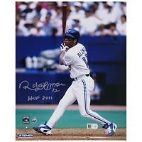Photographie autographiée de Roberto Alomar des Blue Jays de Toronto en maillot blanc de 8" x 10" avec inscription "HOF 2011" - Encre argentée