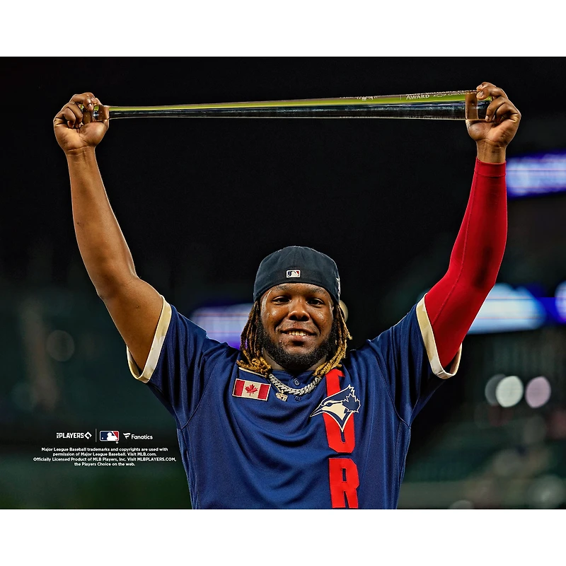 Vladimir Guerrero Jr., des Blue Jays de Toronto, non signé, tenant le trophée MVP lors du match étoiles la MLB 2021 (photo).