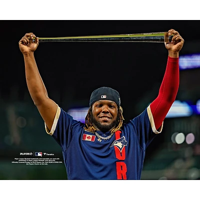 Vladimir Guerrero Jr., des Blue Jays de Toronto, non signé, tenant le trophée MVP lors du match étoiles la MLB 2021 (photo).
