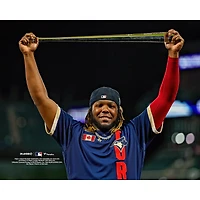 Vladimir Guerrero Jr., des Blue Jays de Toronto, non signé, tenant le trophée MVP lors du match étoiles la MLB 2021 (photo).