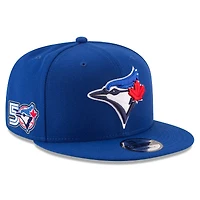 Casquette snapback New Era Royal Toronto Blue Jays 50e saison pour jeunes, modèle 9FIFTY porté sur le terrain