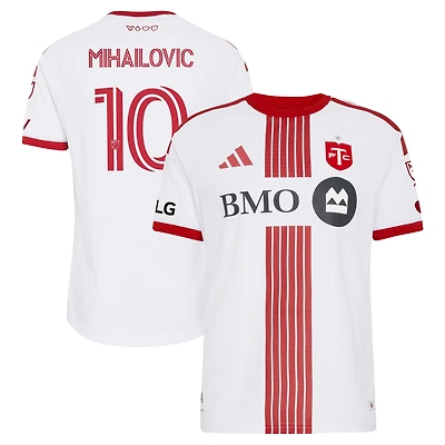 Maillot authentique adidas Djordje Mihailovic blanc Toronto FC hiver 2026 pour homme, avec écusson porté sur le terrain