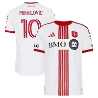 Maillot authentique adidas Djordje Mihailovic blanc Toronto FC hiver 2026 pour homme, avec écusson porté sur le terrain