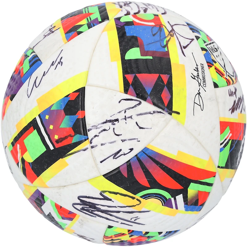 Ballon de football adidas utilisé en match par le Toronto FC lors de la saison 2024 de la MLS et autographié par au moins 10 joueurs.