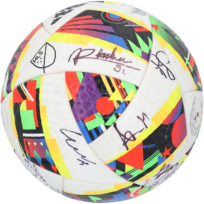 Ballon de football adidas utilisé en match par le Toronto FC lors de la saison 2024 de la MLS et autographié par au moins 10 joueurs.